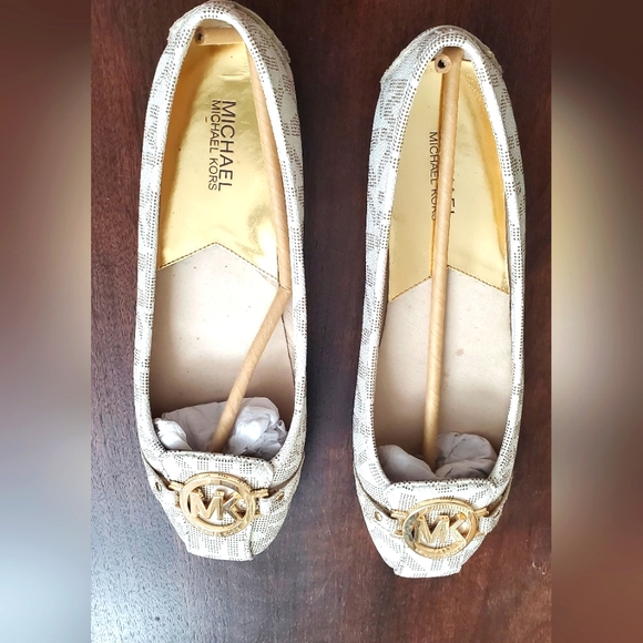 Fulton Moccasins Flats in Vanilla with Gold Logo size 9.5 Michael Kors Signature - Picture 2 of 4